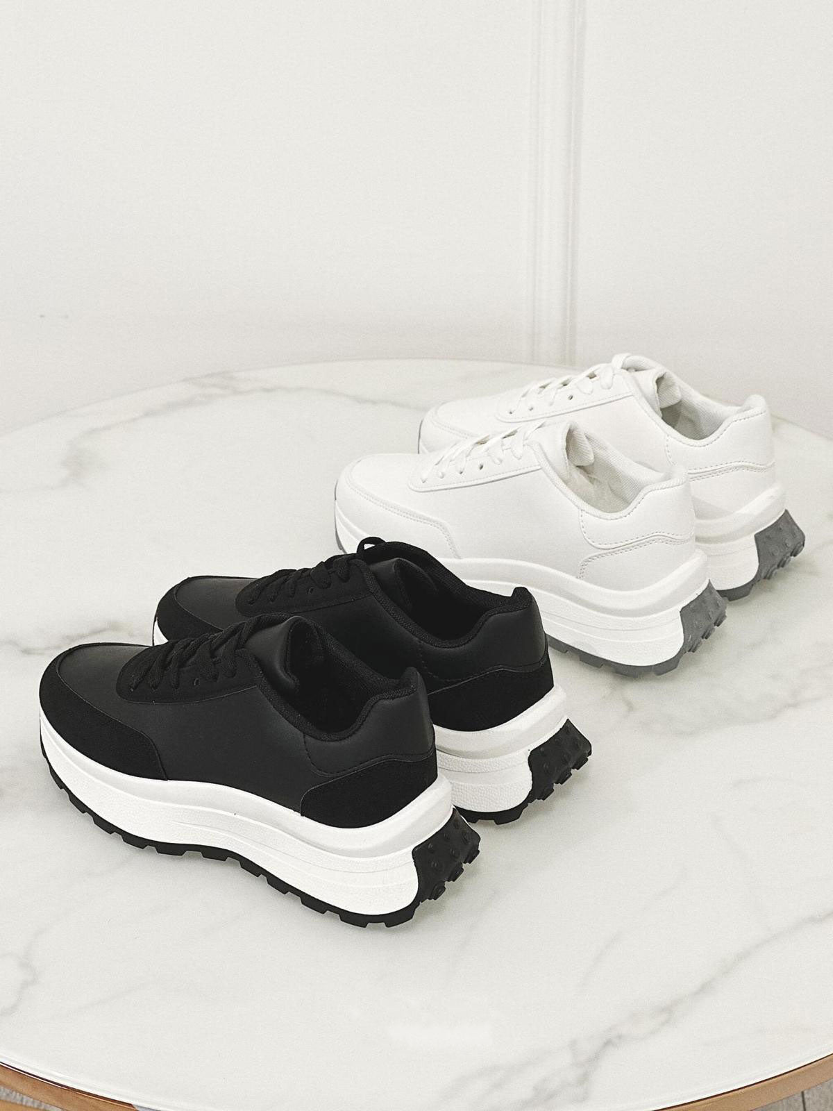 Eileen - Ensfarvet sneakers med snørebånd